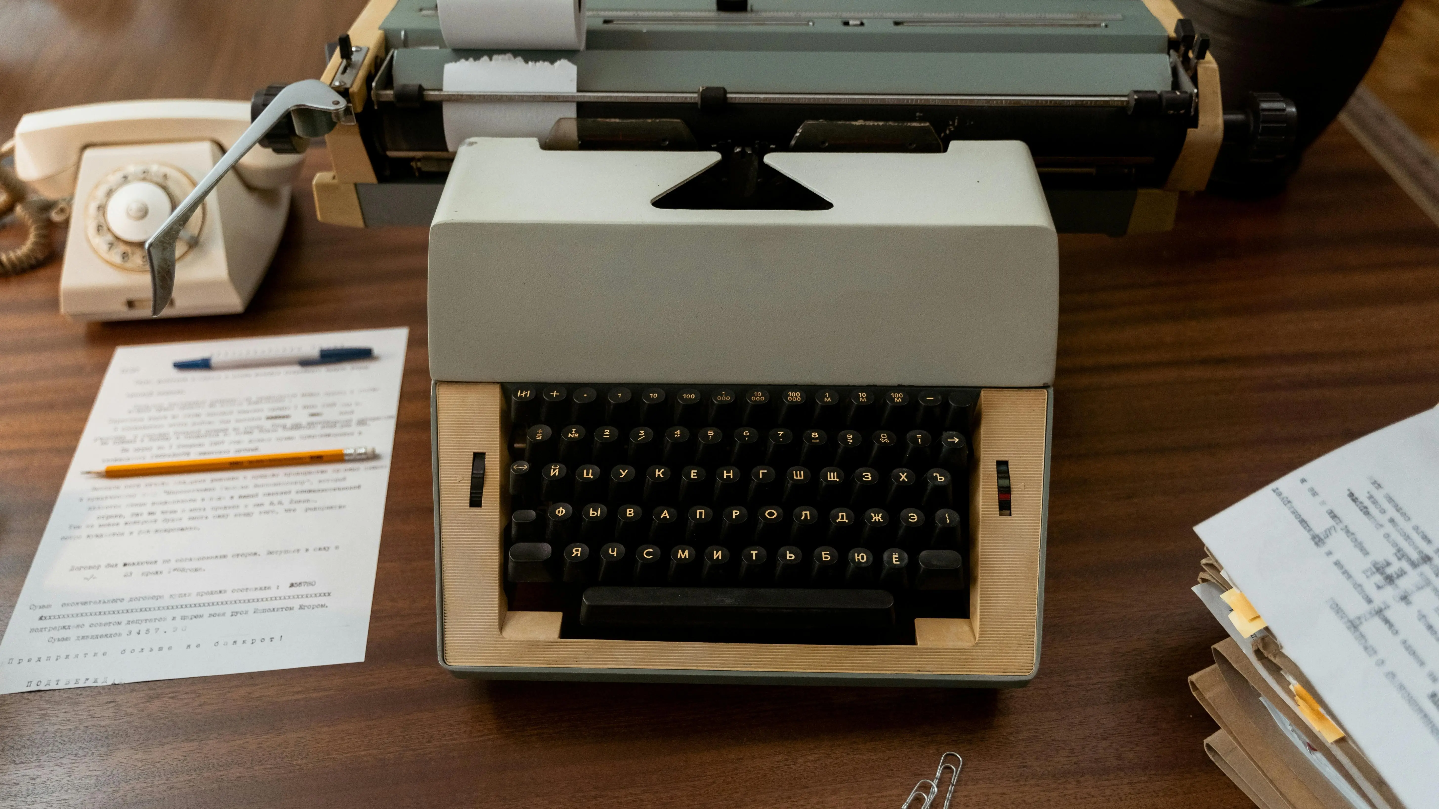 Typewriter on table - ways to write like a professional screenwriter