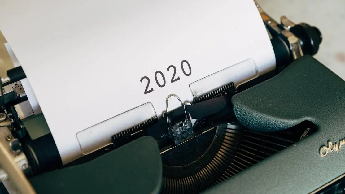 Black typewriter with white paper, demonstrating the winning pitch formula for screenwriters.